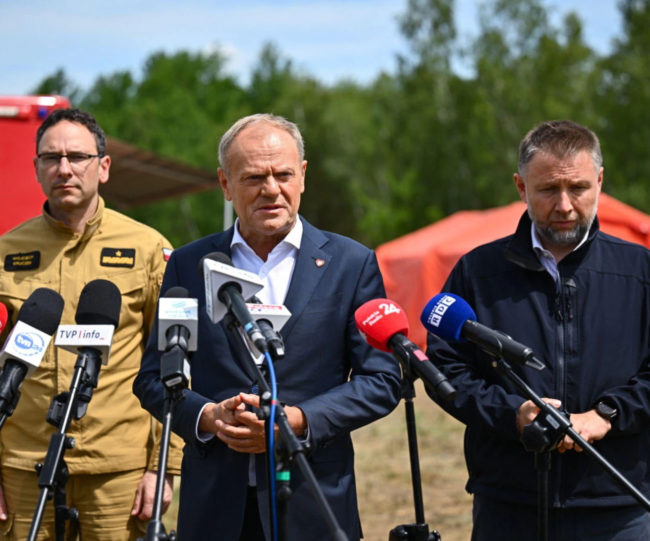 Pożar Gigantyczny pożar w powiecie wołomińskim. Na miejscu akcji premier Donald Tusk