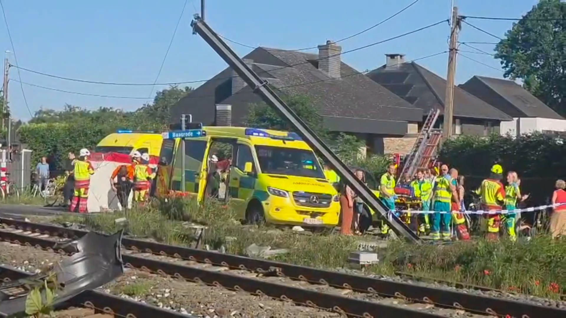 horror! Koszmar na przejeździe kolejowym. Pociąg huknął w autobus z dziećmi! Są ofiary śmiertelne!