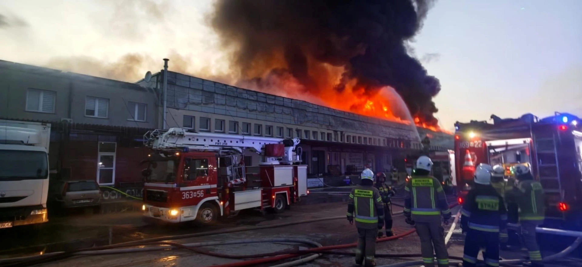 Pożar w Płocku Ogromny pożar hali magazynowej w Płocku opanowany. Walka z żywiołem trwała całą noc