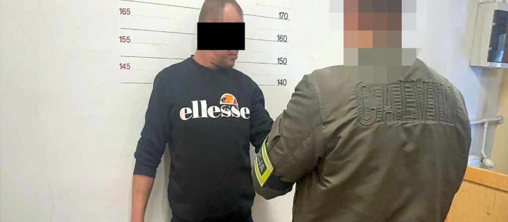 Mistrz zabawy w chowanego Porwał 38-latka spod klubu i próbował okraść! Nieprawdopodobne, gdzie ukrył się przed policjantami