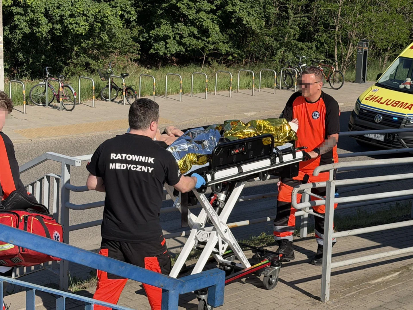 Wypadek w Choszczówce Dramat na stacji w Warszawie. Mężczyzna zahaczony przez pociąg, walczy o życie