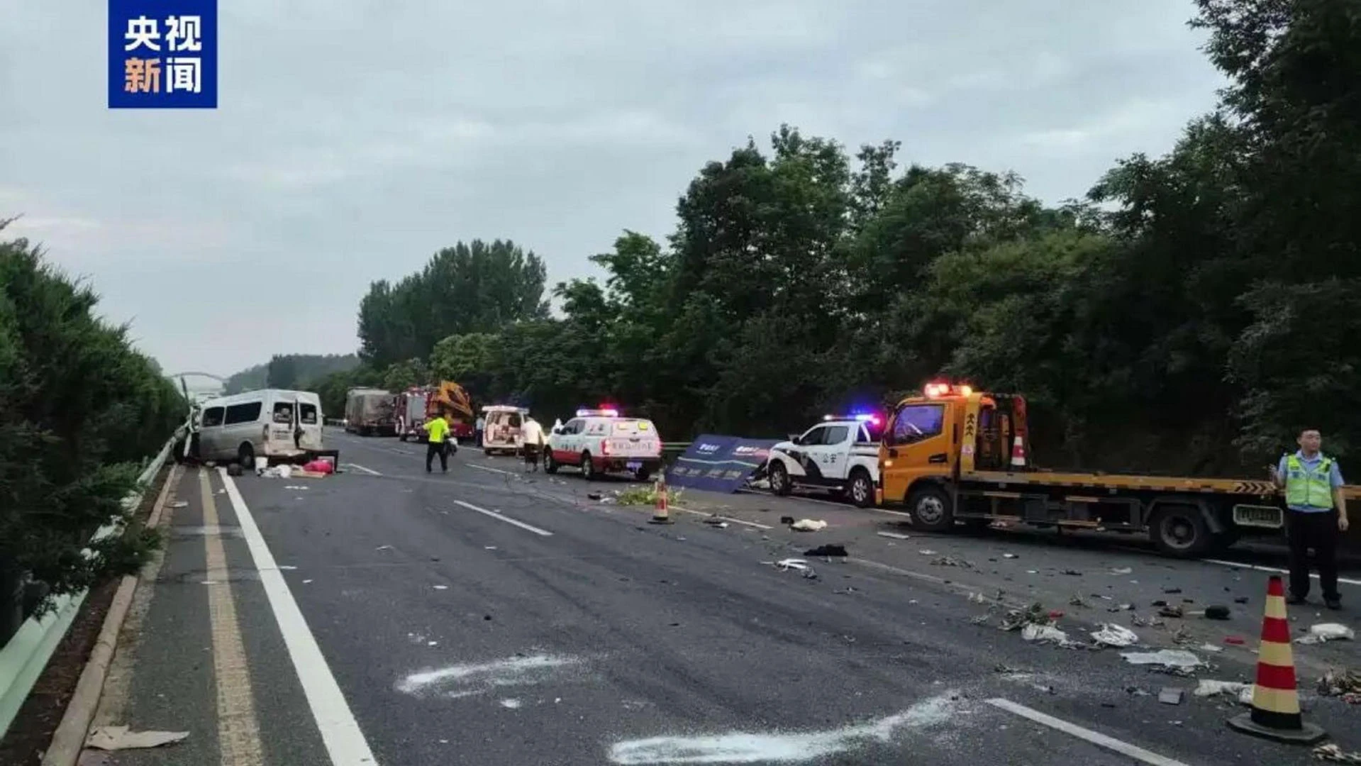 Sramatyczny wypadek Przepełniony minibus wjechał w ciężarówkę! 13 osób nie żyje