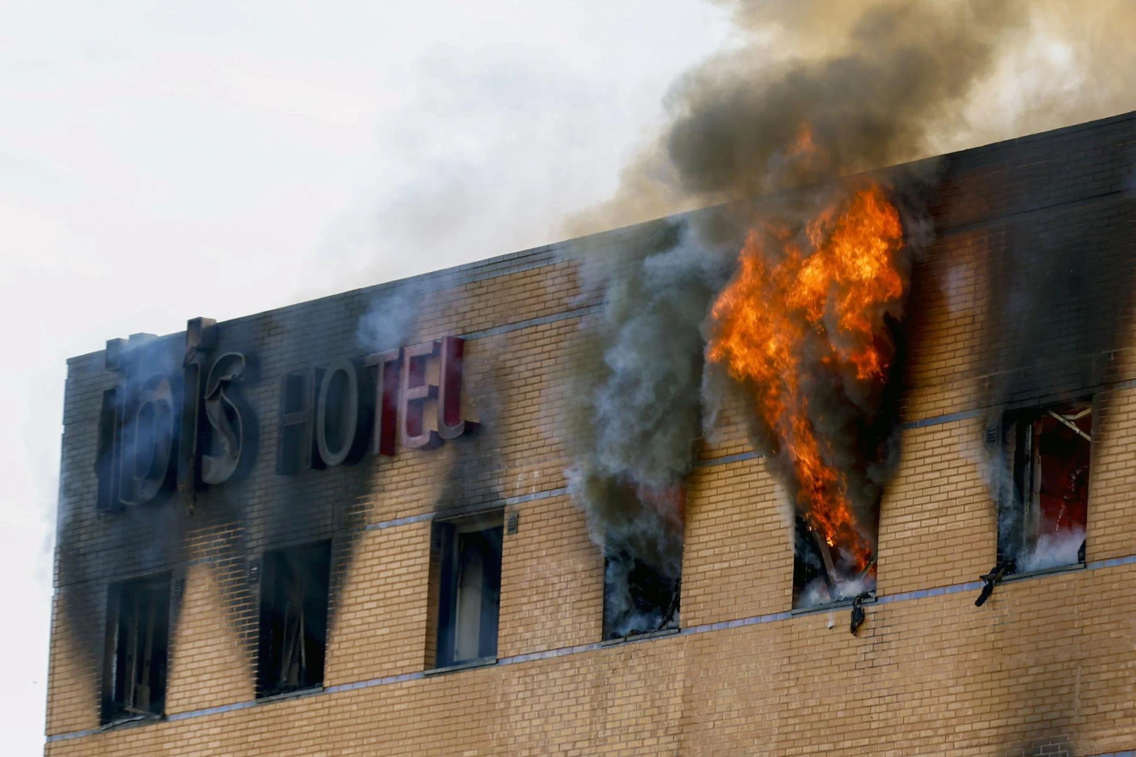 Pożar trwa już prawie 3 doby! W nocy uciekali z płonącego hotelu. Nie mają leków, paszportów, butów!