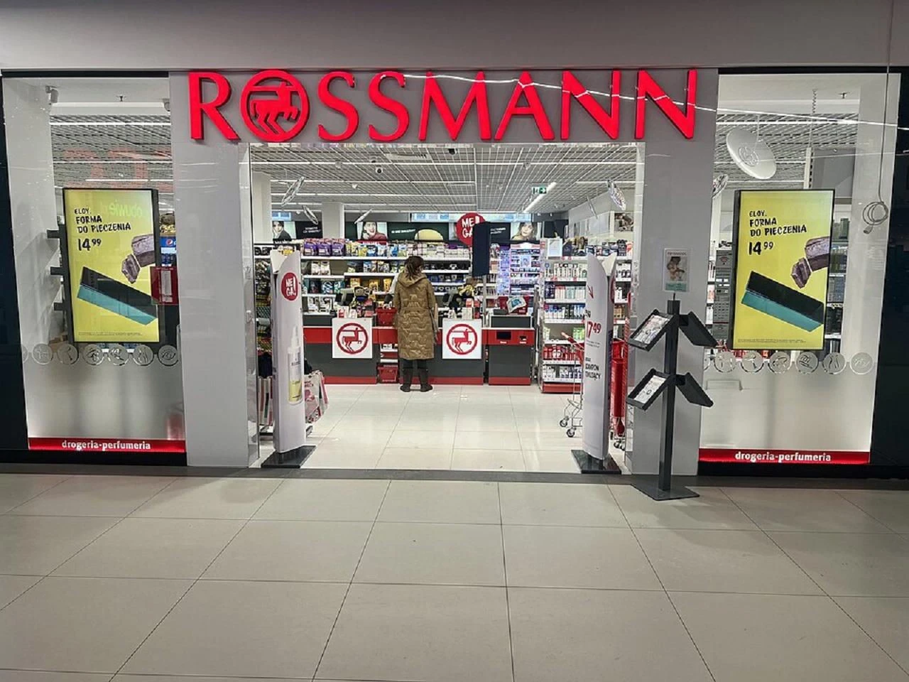Uroda i zakupy Wielka wyprzedaż w Rossmannie. Markowe perfumy kupisz za ułamek ceny