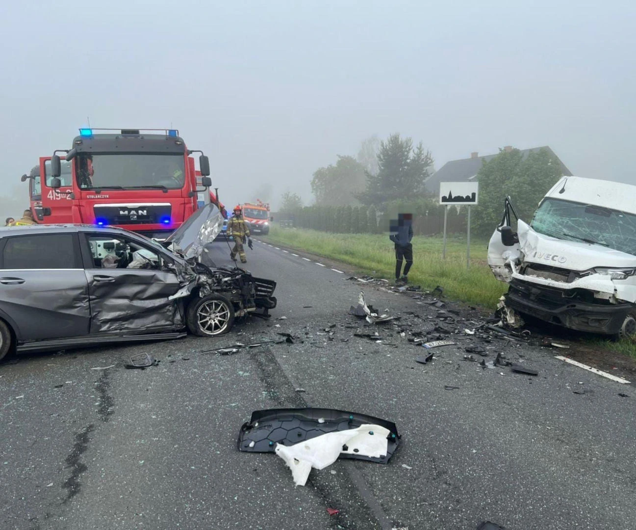 Wypadek Groźny wypadek na Mazowszu. Auta roztrzaskane, dwie osoby trafiły do szpitala