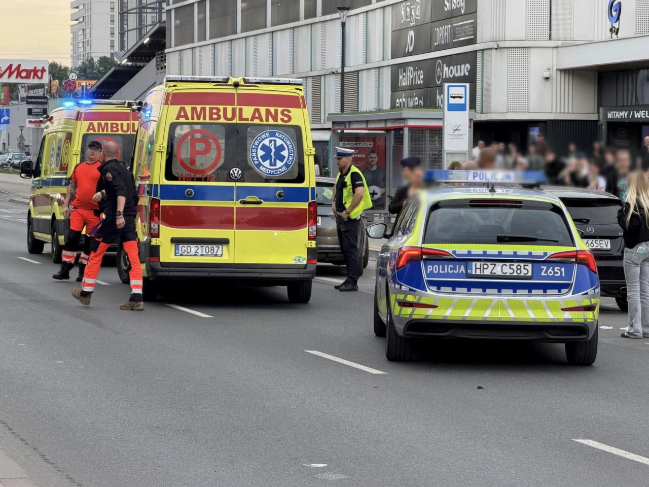 Wypadek na Targówku Dramat pod galerią handlową w stolicy. 15-latka wpadła pod samochód, walczy o życie