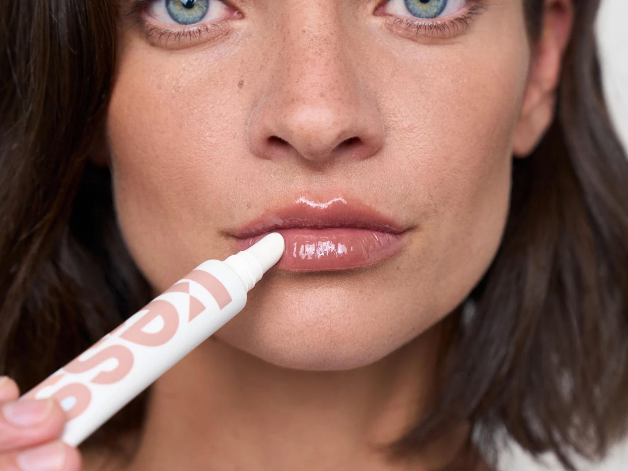 Strefa beauty Kess Berlin na lato: Cream Bronzer i SPF Lip Gloss „Off Duty”