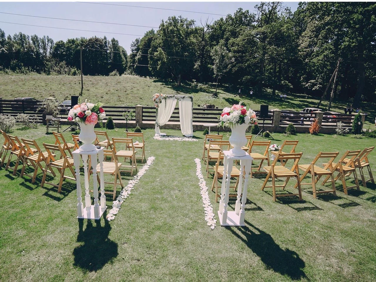 Ślub w plenerze Slow wedding w ogrodzie. Jak natura i estetyka zmieniają sposób organizacji wesel?