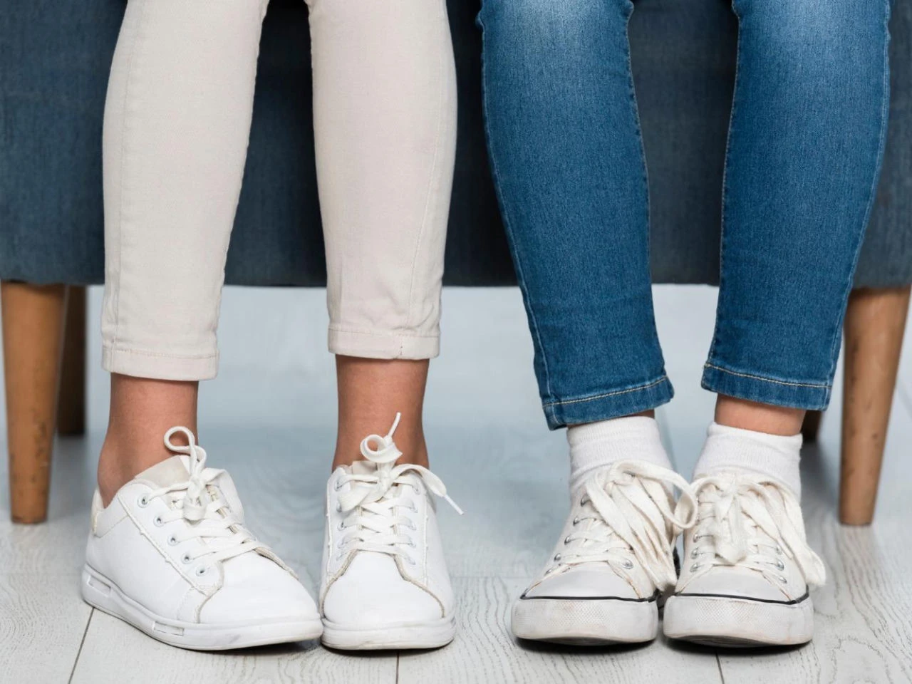 Domowe sposoby Białe sneakersy znów mogą wyglądać jak nowe. Wystarczy jeden składnik z kuchennej szafki