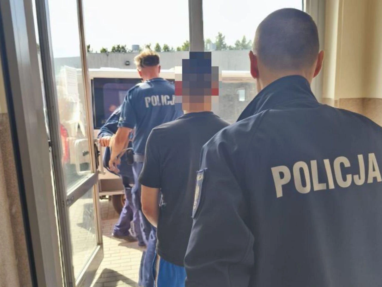 kryminalne Zamaskowany klient napadł na sklep i sterroryzował ekspedientkę! Wszystko dla kilkuset złotych