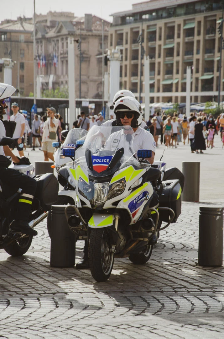 napastnik nie żyje Uzbrojony w dwa noże ruszył na policjantów. Interwencja zakończyła się tragedią