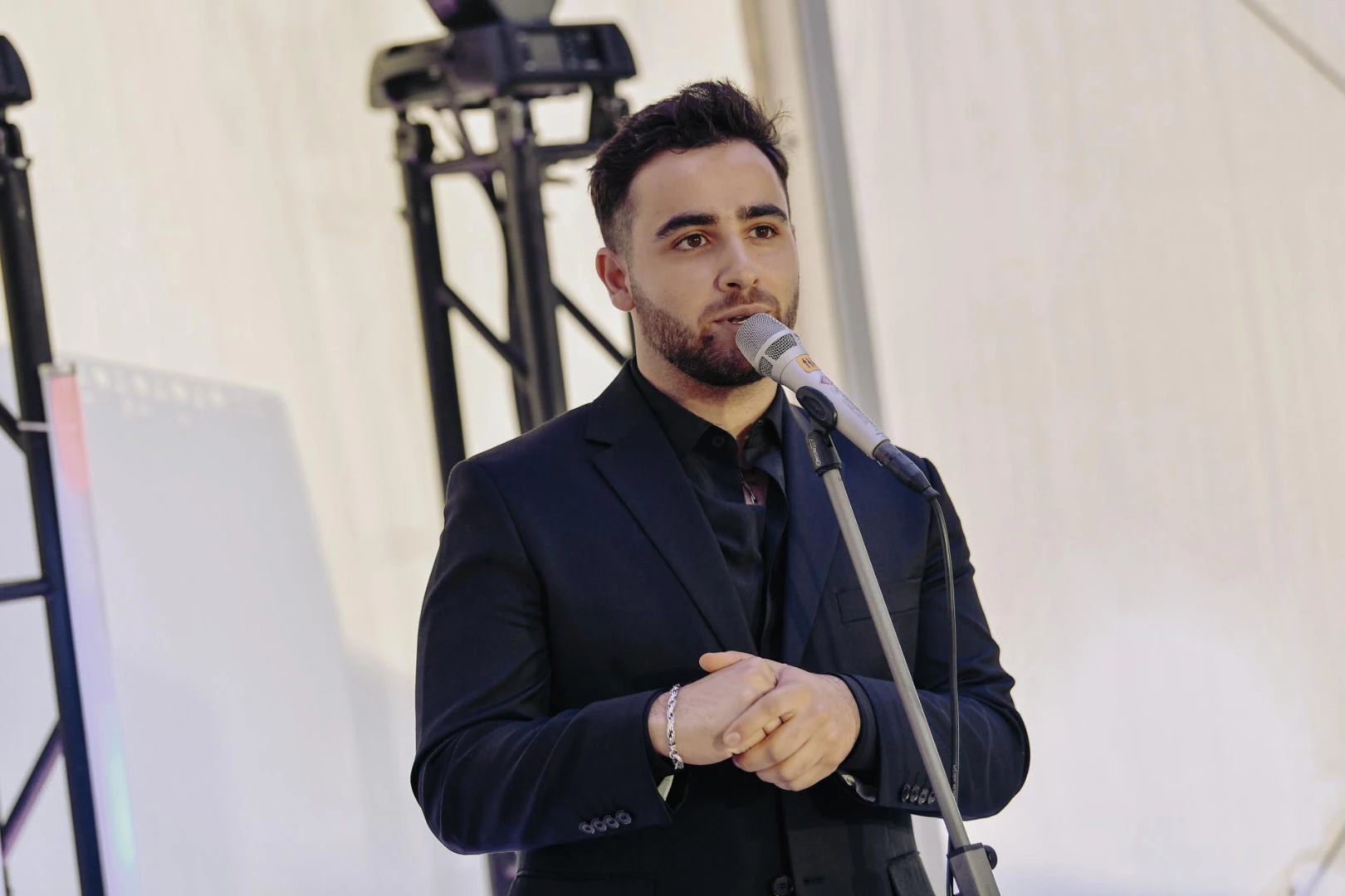 Festiwal Opole 2026 Sargis zawalczy w konkursie Premier w Opolu. Urodził się w dalekim kraju!