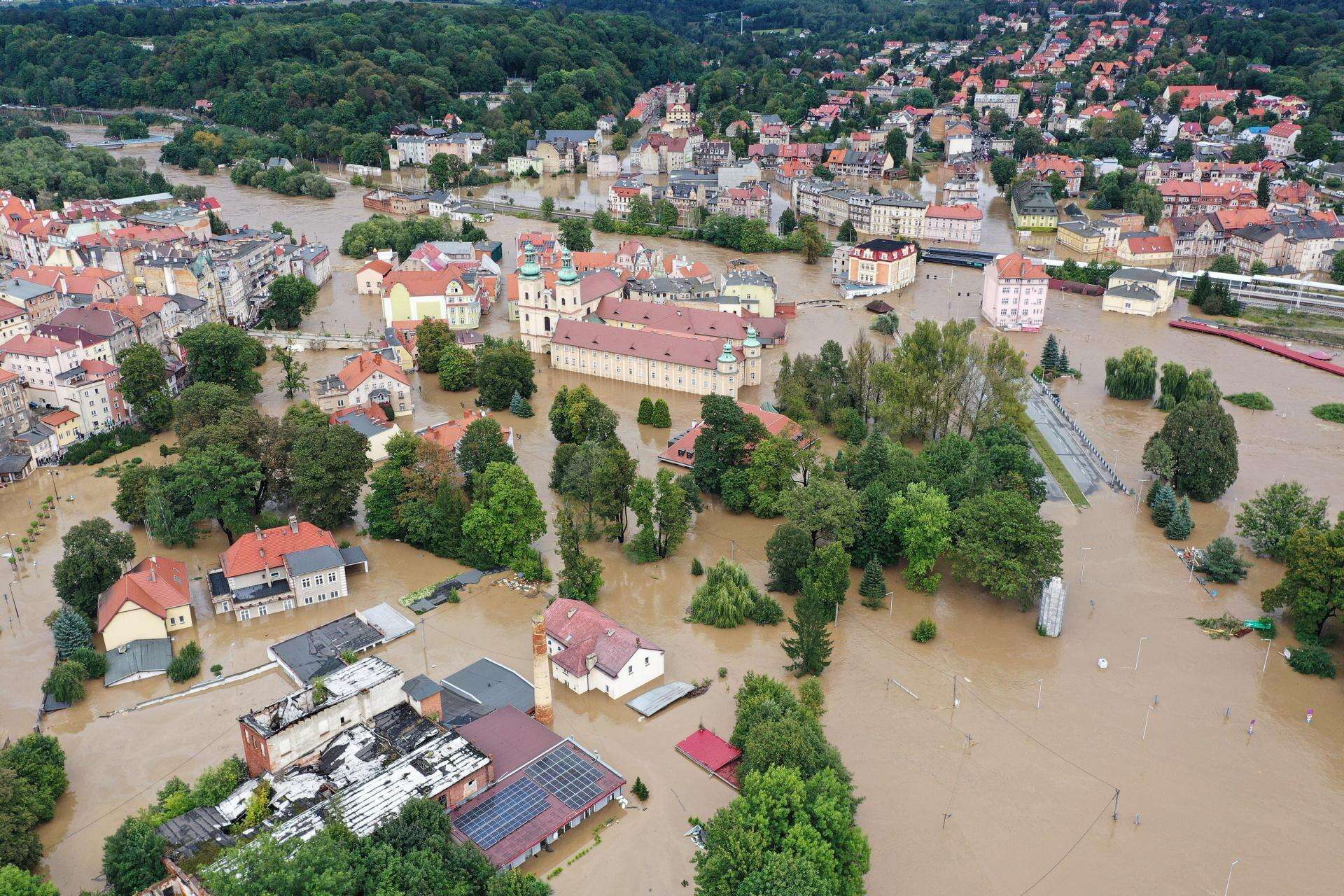 To nie są żarty Powódź 2024. Nie załatwiaj się tyle, bo ścieki wypłyną na ulice! Oława i Brzeg z pil…