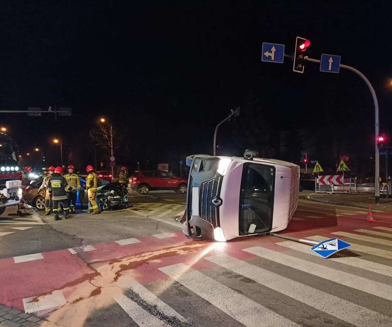 Bus przewrócony na bok Kraksa osobówki z busem w centrum Tarnowa. Policja ustaliła przyczynę