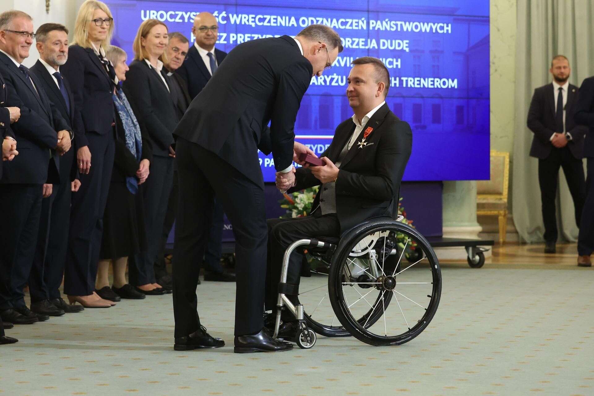 Zdjęcia Wyjątkowe sceny w Pałacu Prezydenckim. Andrzej Duda odznaczył polskich bohaterów igr…