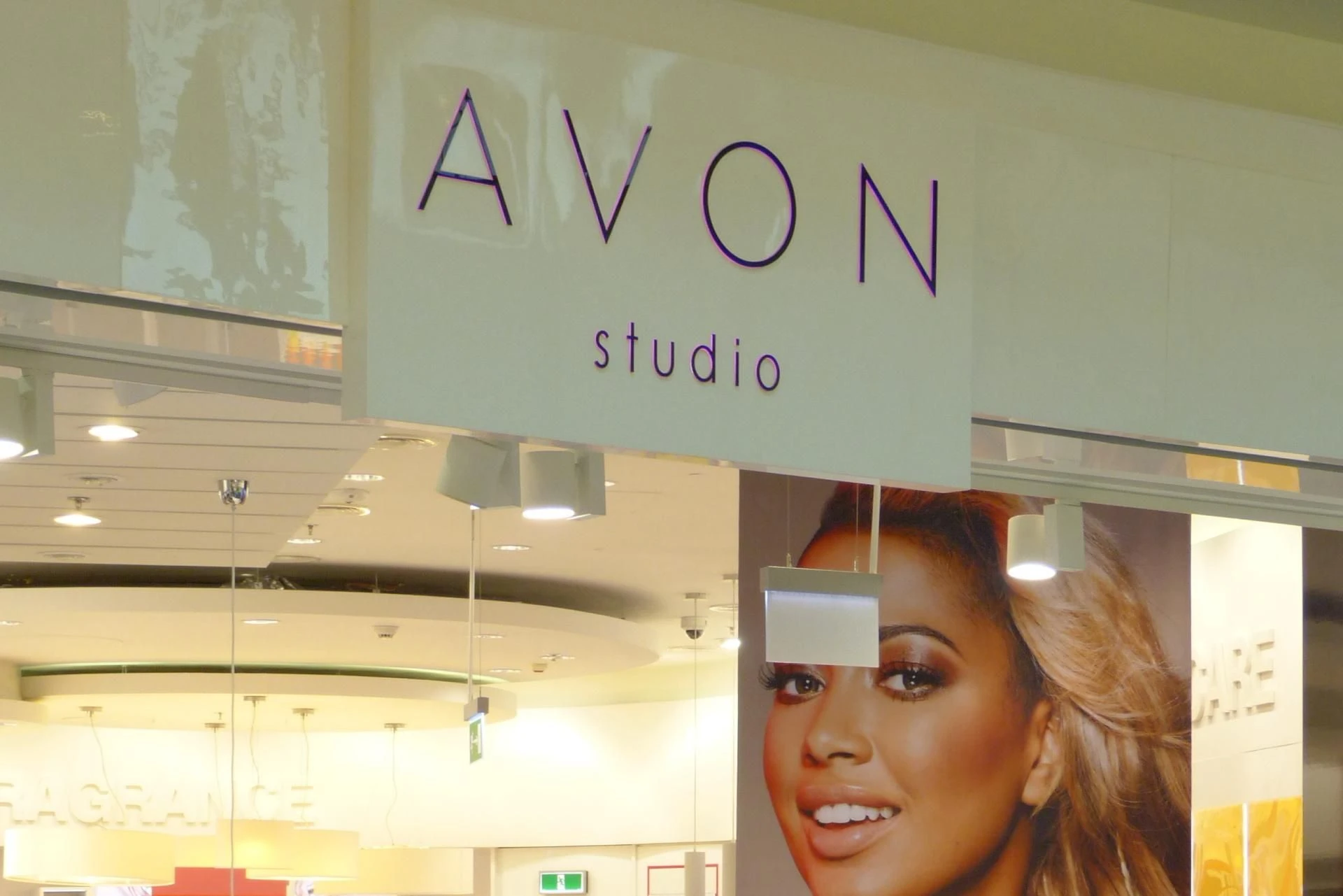 Zwolnienia grupowe Avon zwalnia blisko 20 proc. załogi