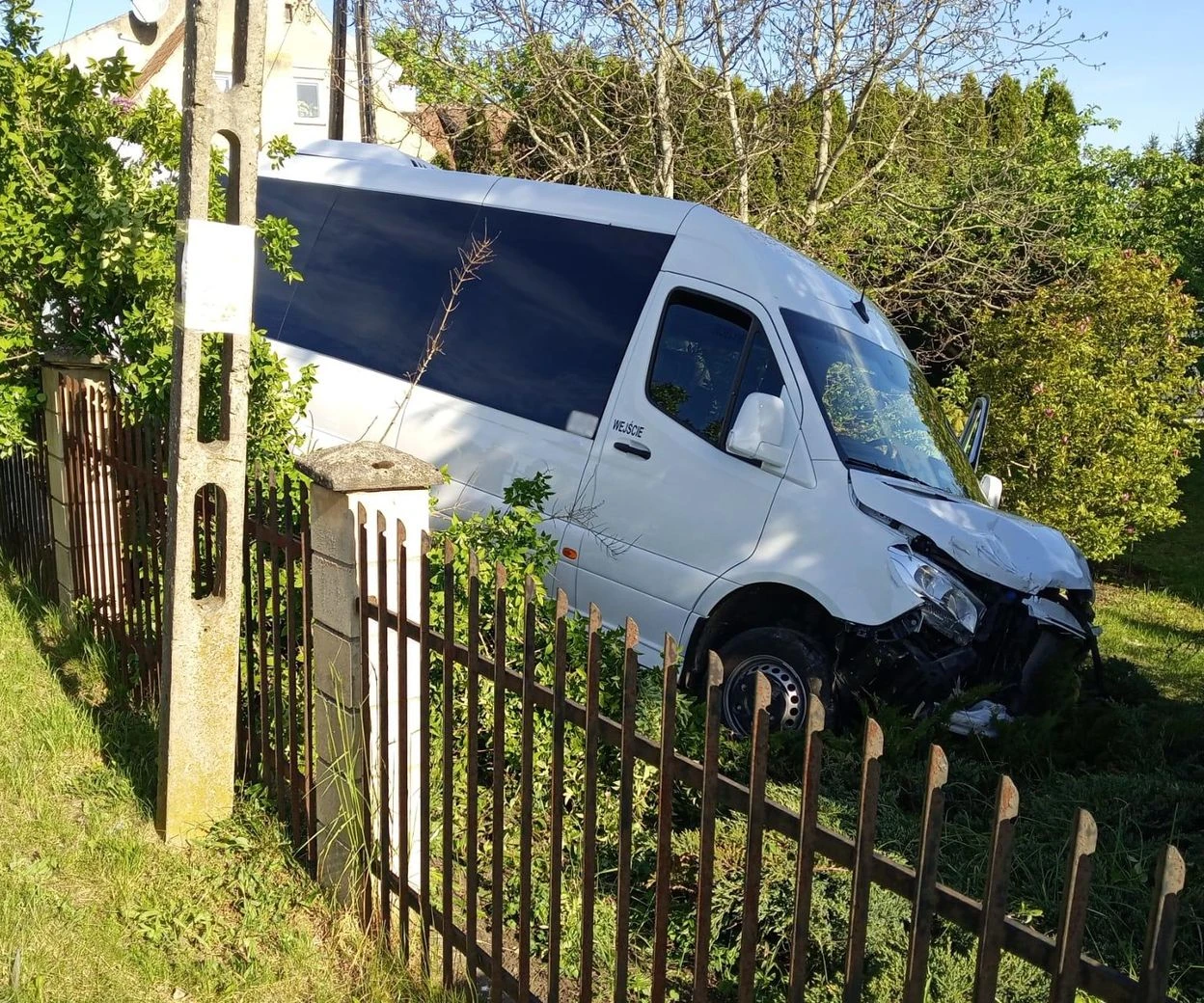Wypadek w Łęgajnach Bus szkolny wbił się w ogrodzenie. Nowe informacje ze szpitala