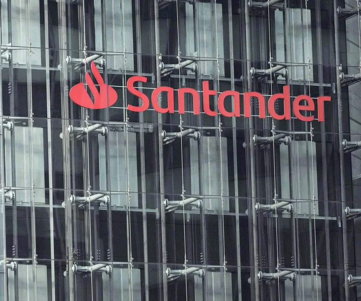 Banki Santander znika z Polski. Co się zmienia dla klientów