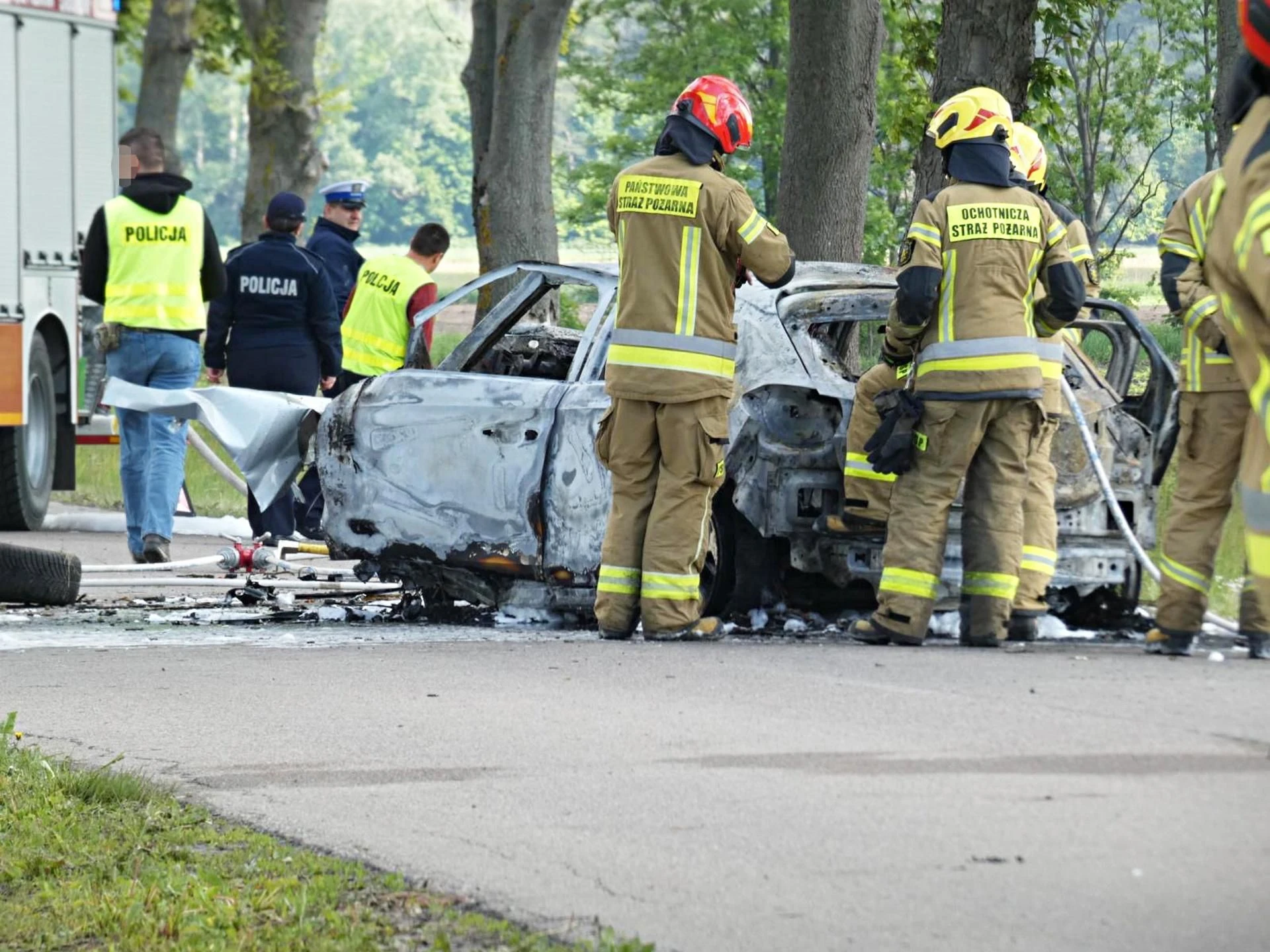 Makabra! Zwęglone zwłoki w elektrycznym oplu. Samochód uderzył w drzewo i stanął w płomieniach
