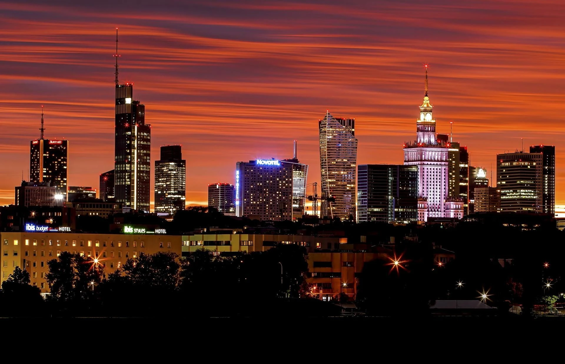 Jedyna taka okazja! Noc wieżowców. Panorama Warszawy widziana nocą z tarasów, dachów i barów na wysokośc…