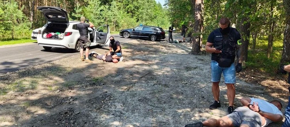 policja ujawnia szczegóły Pod osłoną nocy kradli gotówkę i biżuterię. Wpadli na leśnej drodze!