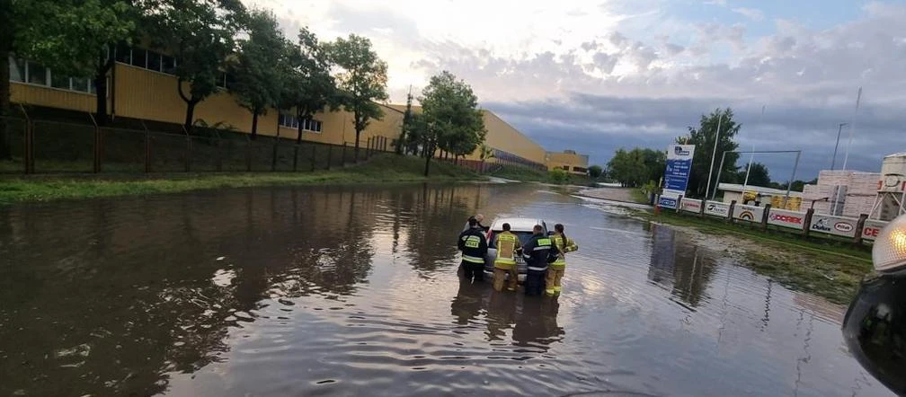 Alarmujące dane Burze nad Polską. Połamane drzewa, zalane domy i ulice! Strażacy walczyli ze skutkam…