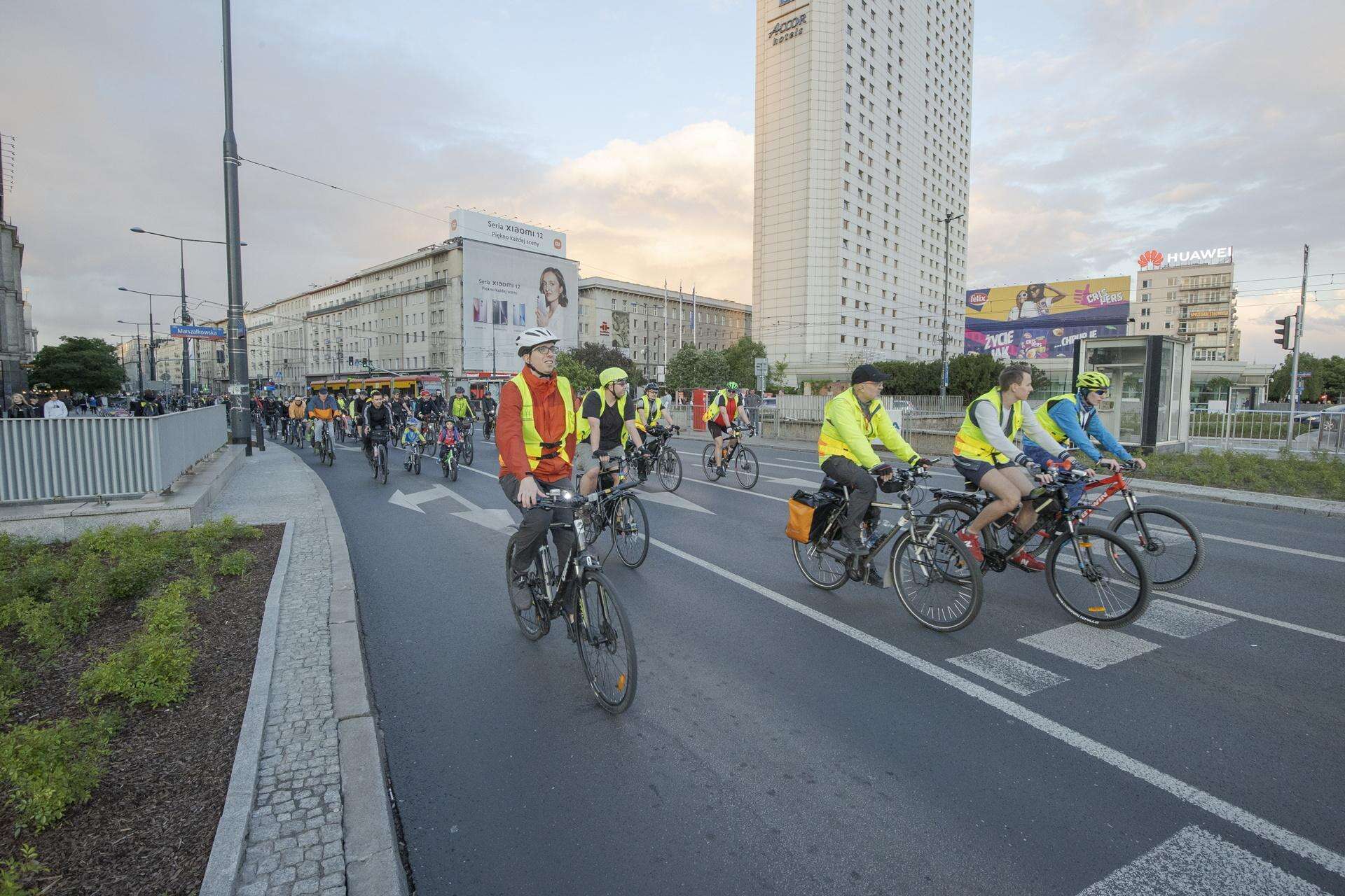 BĘDĄ UTRUDNIENIA Rowerzyści zablokują Warszawę. Masa Krytyczna przejedzie przez miasto. Znamy trasę