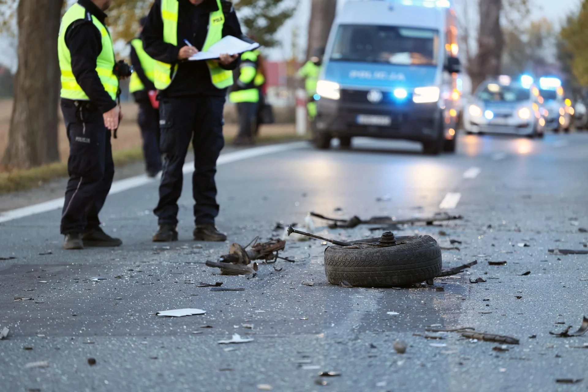 Pomorskie Tragedia na drodze. Kierowca ciężarówki wjechał w drzewo. Poważne utrudnienia