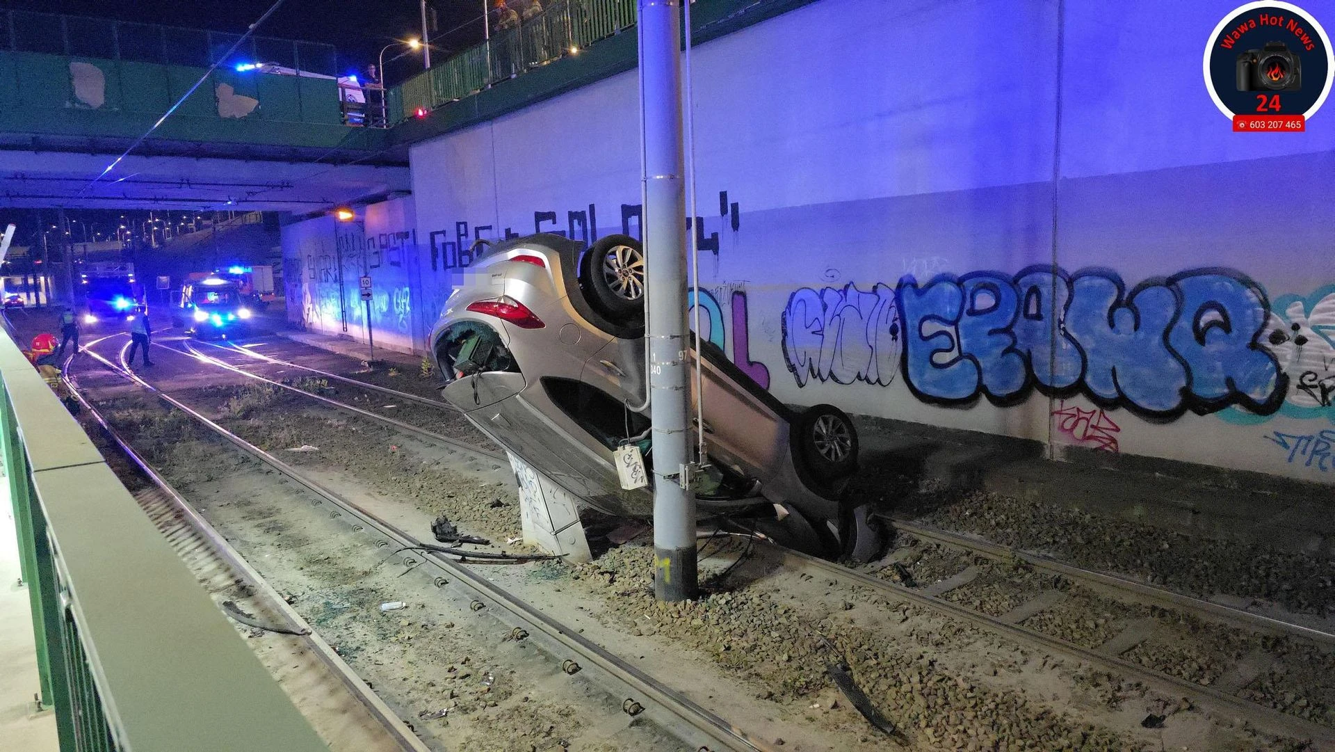 NIECODZIENNY WYPADEK Auto spadło na tory tramwajowe! Szokujący wypadek w okolicach Mostu Północnego