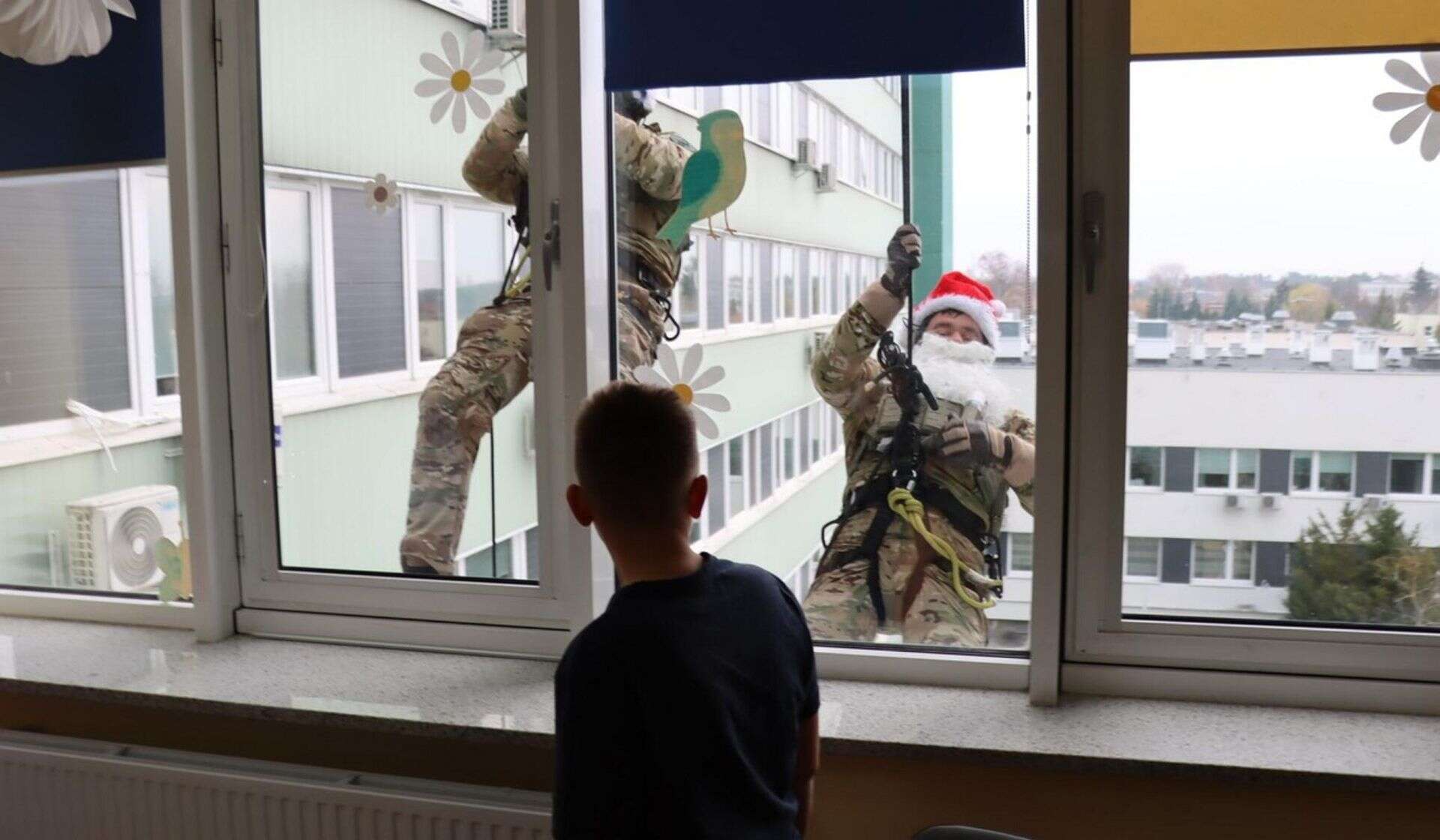 WIZYTA POLICJANTÓW Przeprowadzili szturm na szpital. W czapkach Mikołaja zwisali z dachu na linach