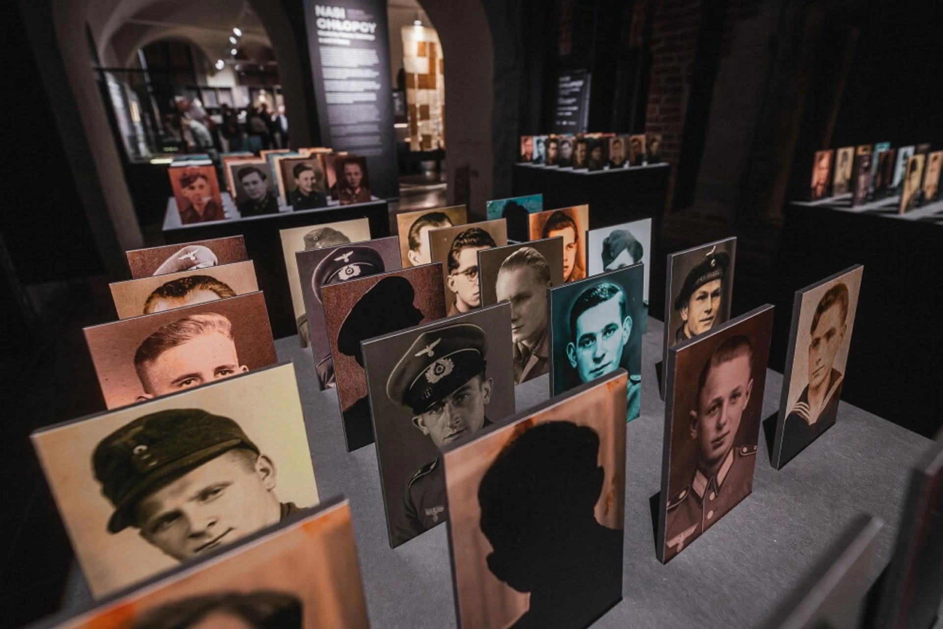 Wystawa wzbudziła ogromne emocje „Nasi chłopcy” budzą kontrowersje, ale frekwencja bije rekordy. Muzeum ujawnia liczby