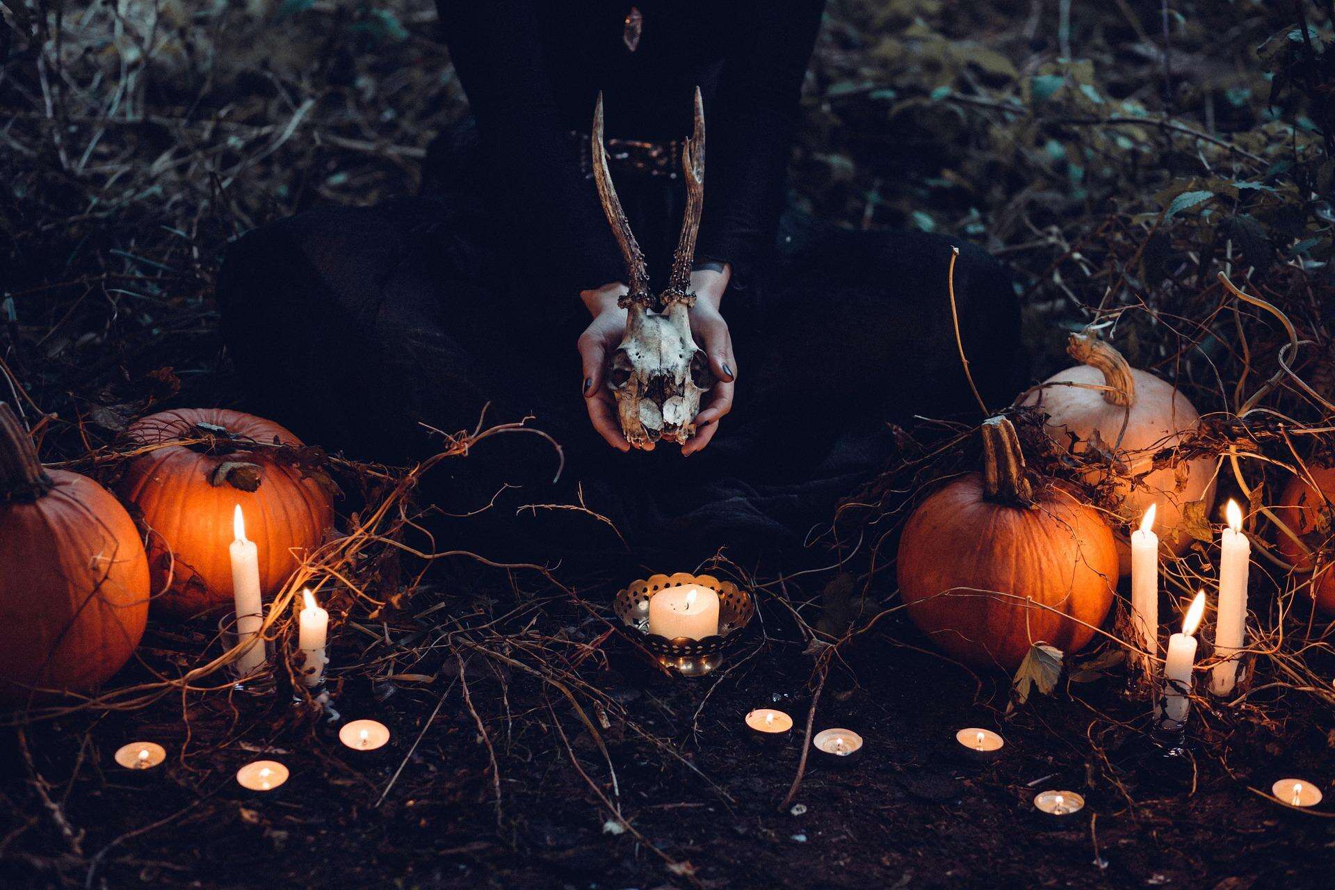 Dlaczego dynia jest symbolem Halloween? Historia Halloween. Płonące ogniska i spotkanie żywych z martwymi. To święto było cz…