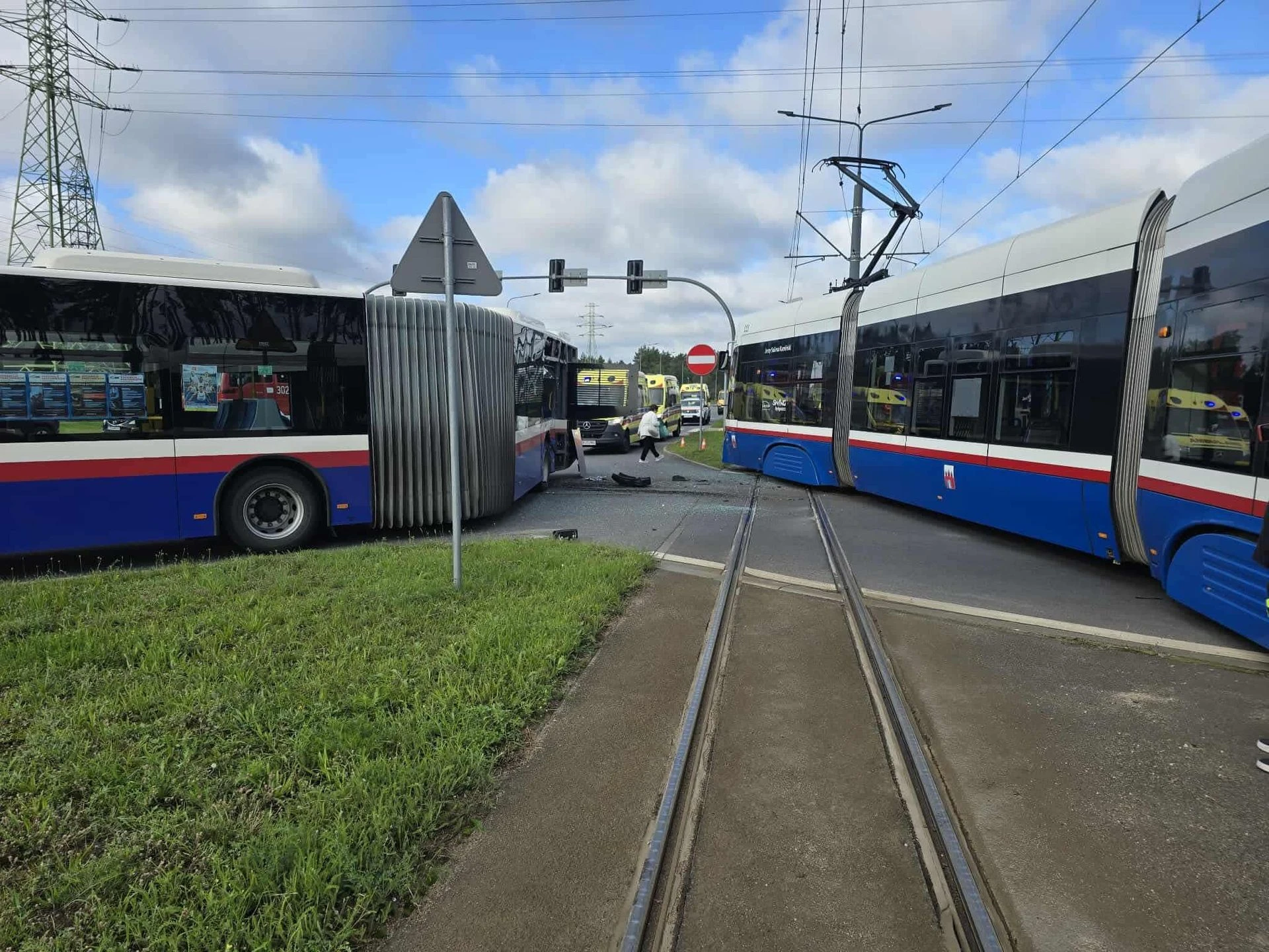 ogromne utrudnienia! Autobus zderzył się z tramwajem w Bydgoszczy! 7 osób poszkodowanych [ZDJĘCIA]