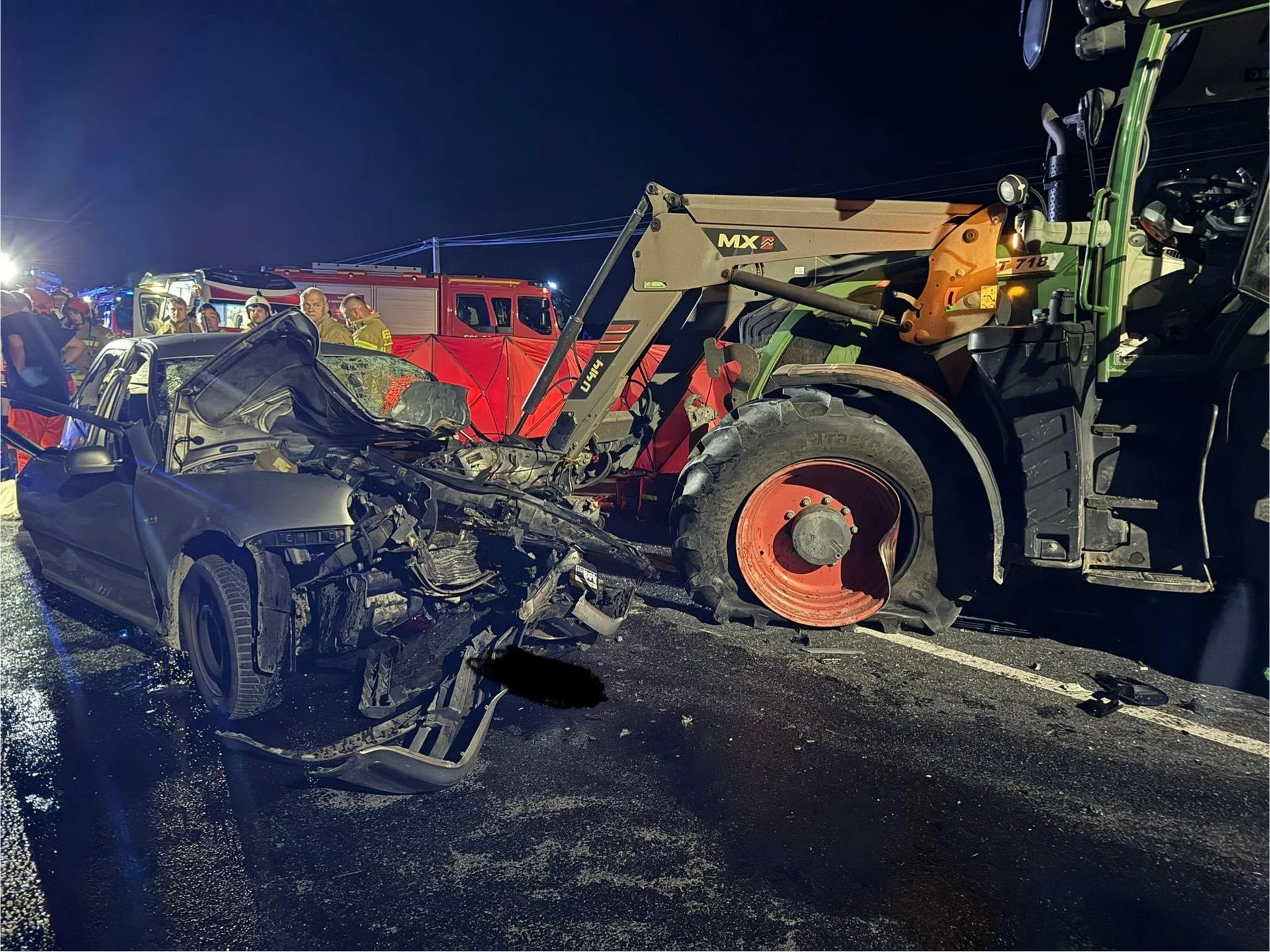 Wypadek śmiertelny Osobówka zmiażdżona przez ciągnik. Kierowca nie żyje, dziecko trafiło do szpitala