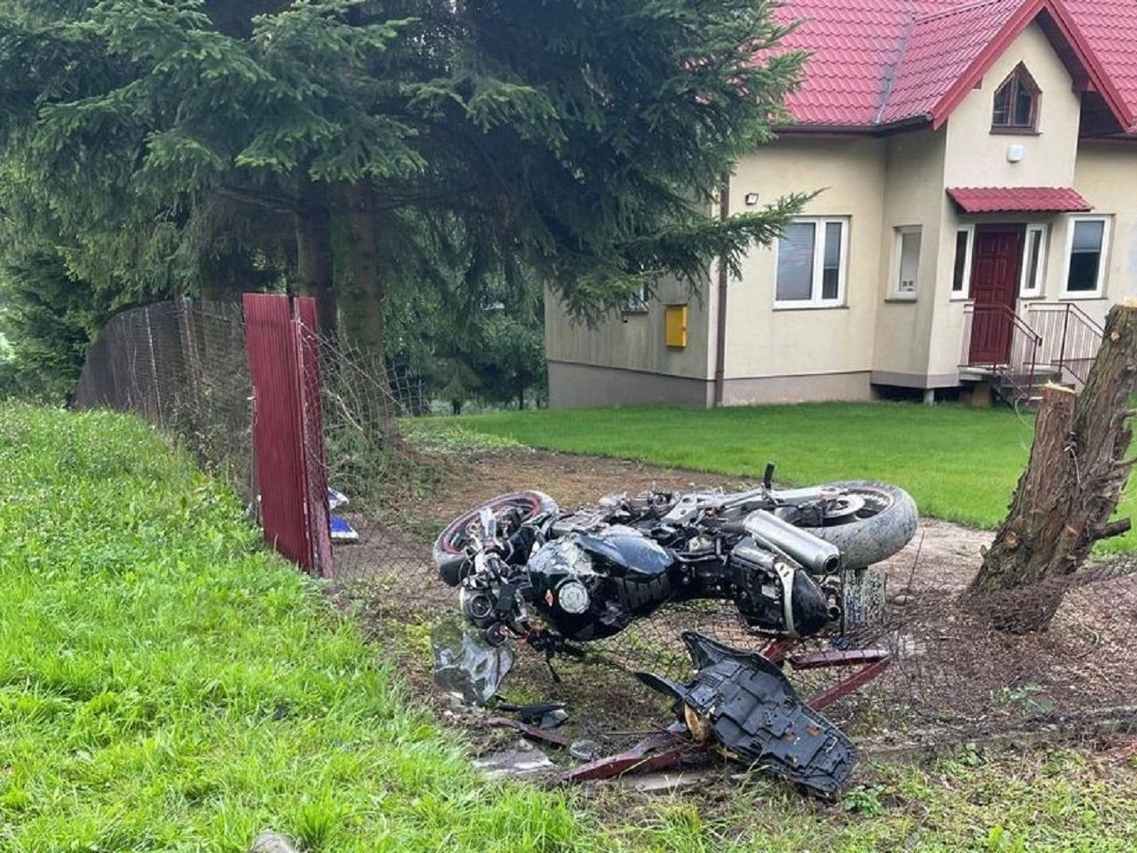 Wypadek śmiertelny Wypadł z jezdni, zjechał do rowu i uderzył w ogrodzenie. Nie żyje młody motocyklista