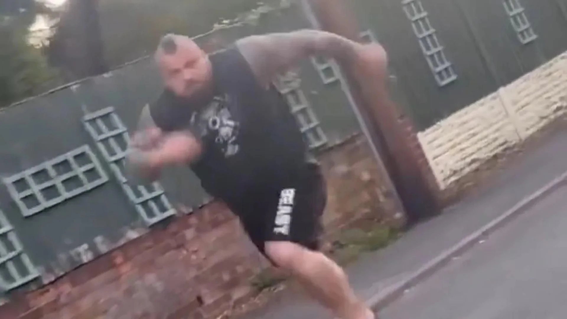 Wpadł w szał Pogromca Pudzianowskiego rzucił się na ojca z dzieckiem! Nagrali go na ulicy w kompl…