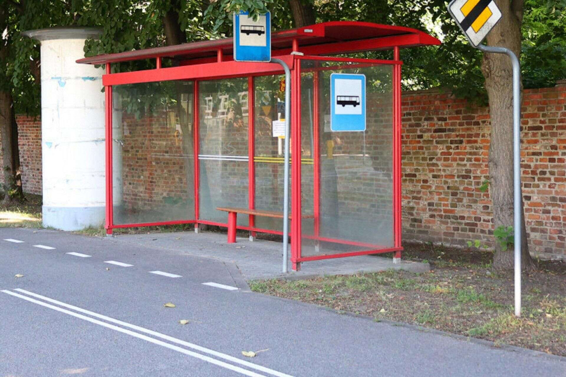 WIEDZIELIŚCIE O TYM? Z tych przystanków autobusowych nikt nie odjeżdża. Szokujące dane urzędu z Warszawy