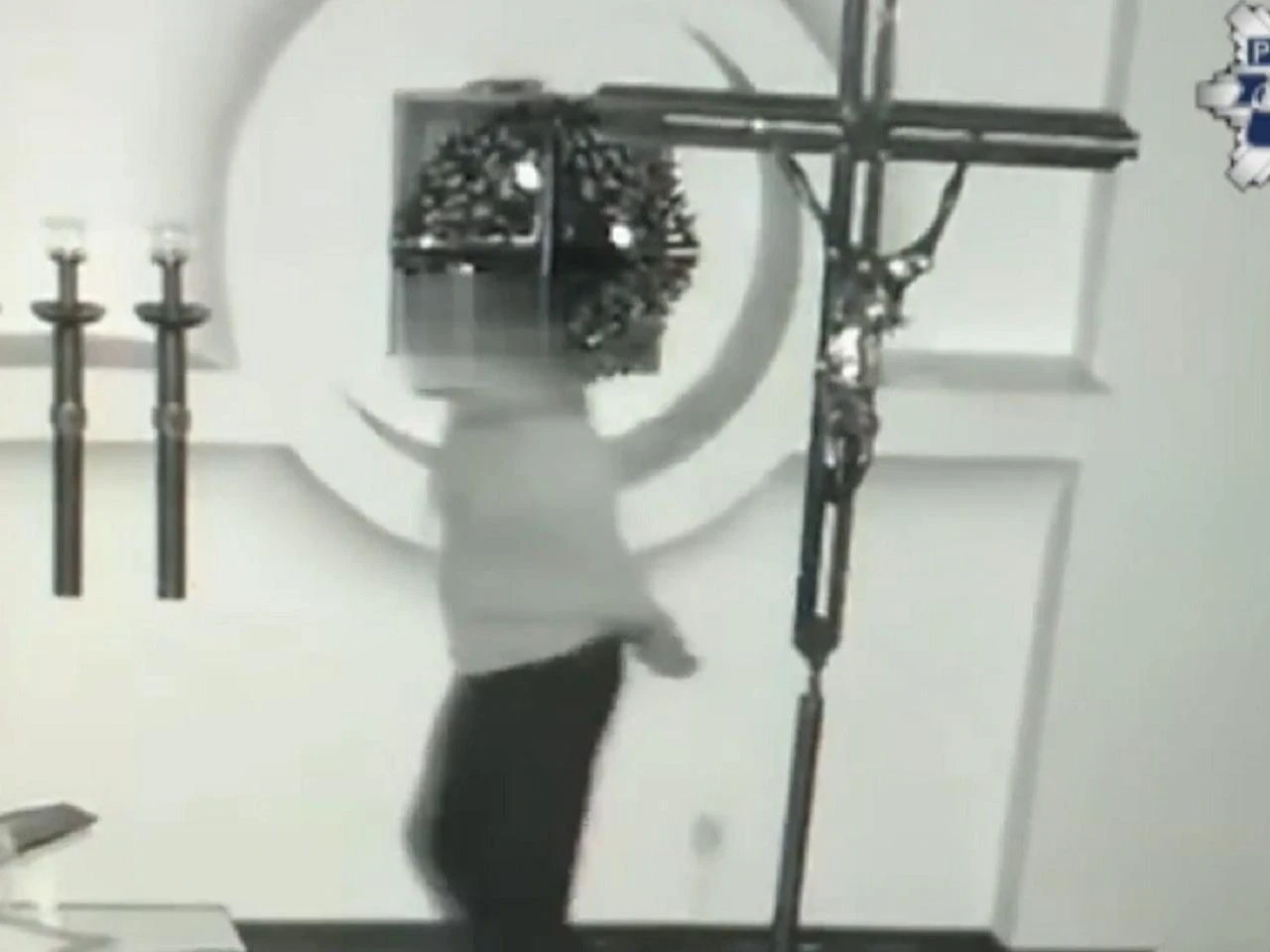 Rabunek w kościele Porozrzucał sutanny i przedmioty liturgiczne. Zginęły pieniądze oraz wino mszalne