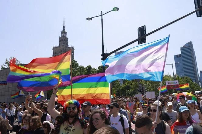 Parada Równości 2025 Parada Równości przeszła ulicami Warszawy. Protest i transparenty o ludobójstwie