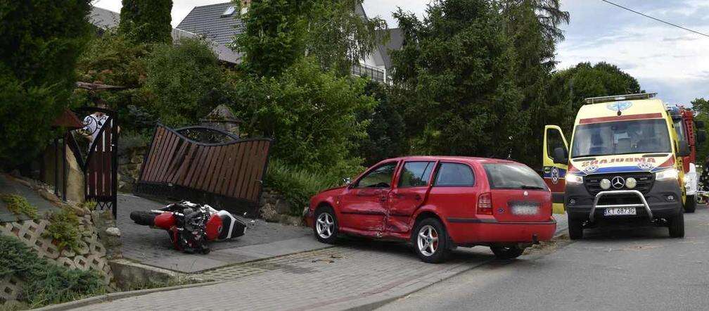 Groźny wypadek pod Tarnowem Podczas wyprzedzania młody motocyklista uderzył w drzwi skody. Lekarze walczyli o je…