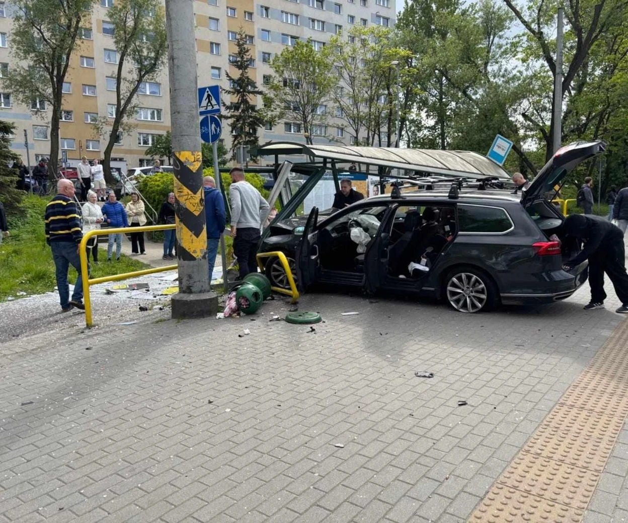 O krok od tragedii! Osobówka staranowała przystanek w Gdyni! Kilka osób poszkodowanych