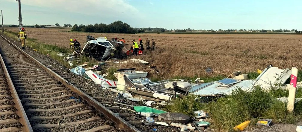 Tragedia na torach Pociąg zmiażdżył kampera. Policjant apeluje po tragedii