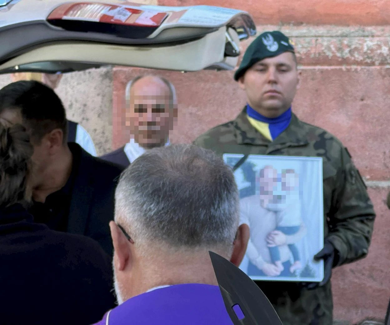 Pogrzeb ofiar wypadku w Wozławkach Ojciec i 2-letni synek spoczęli w jednej trumnie. Żołnierze towarzyszyli Zbyszkowi i Hubertowi w ich ostatniej drodze