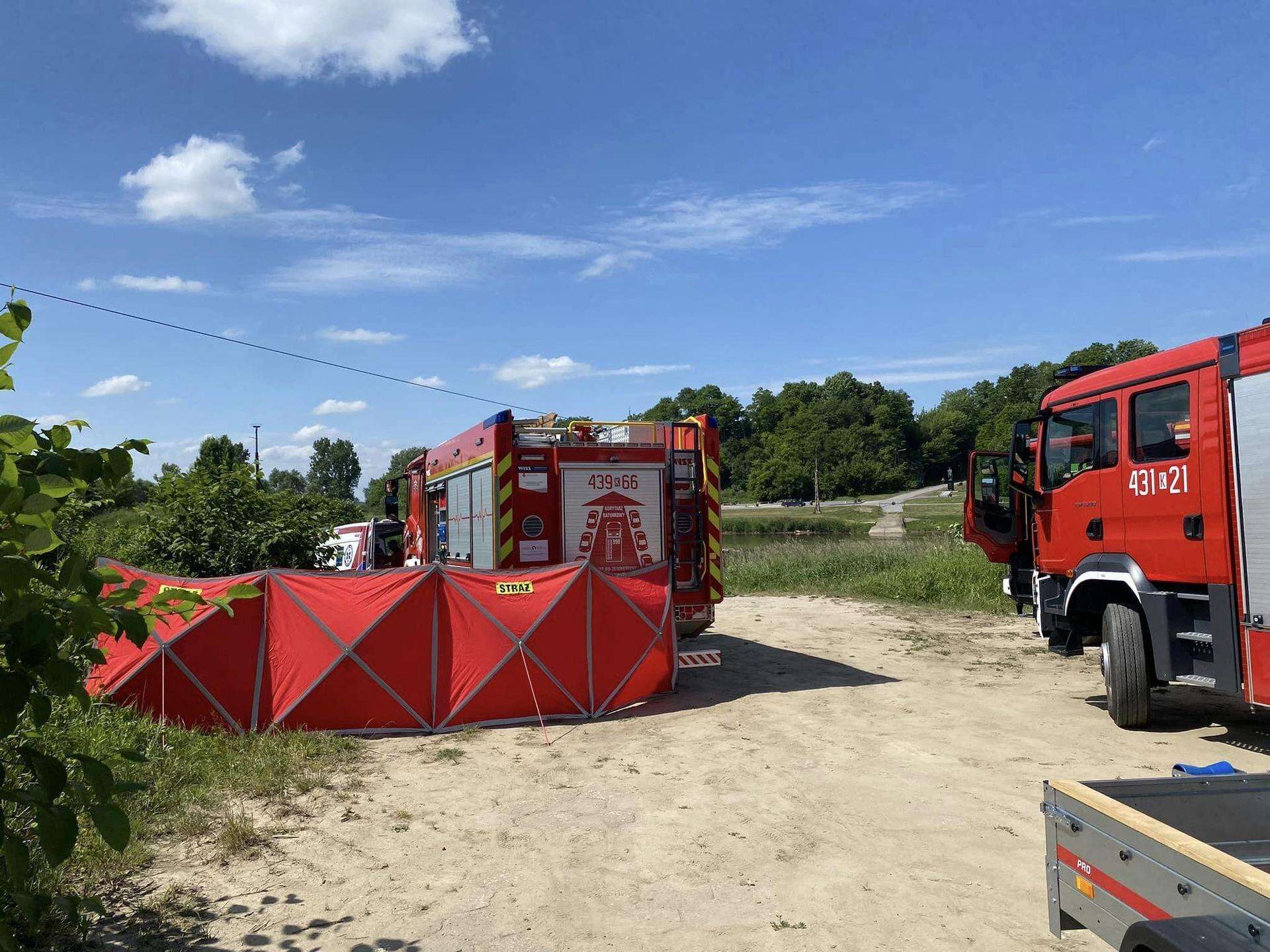 Przegrali walkę o jego życie Tragiczna śmierć na Wiśle. Nie żyje mężczyzna, który zasłabł na łodzi