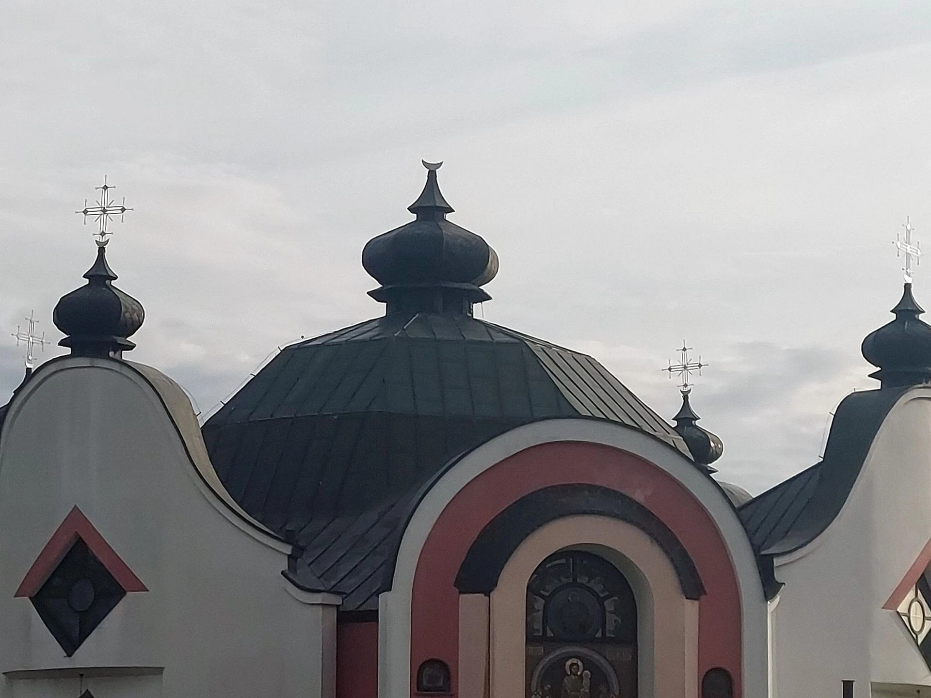 Policja szuka sprawców Atak na cerkiew w Legnicy. Ktoś ukradł krzyż z kopuły. Ambasada Ukrainy reaguje