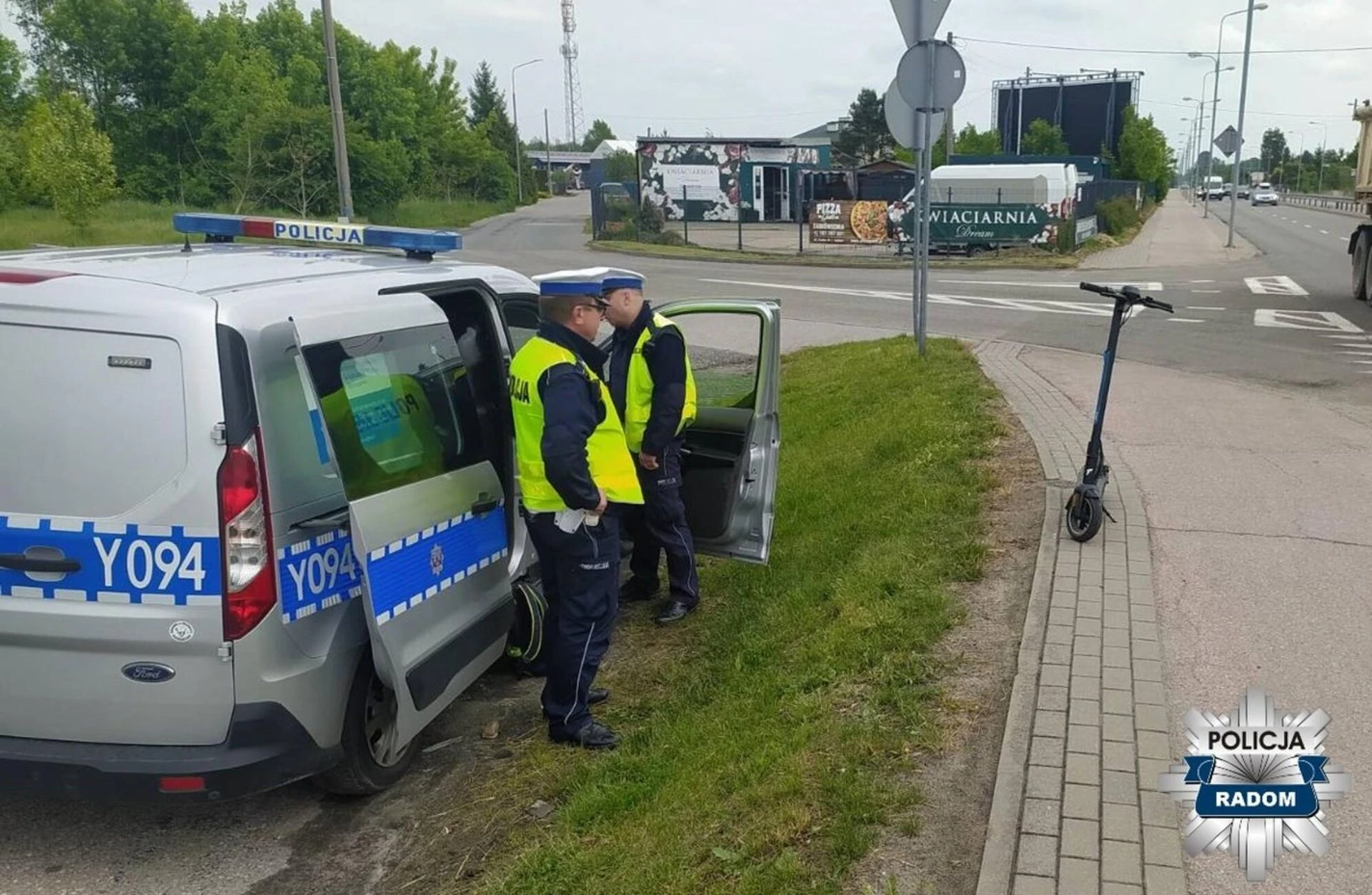 KOSZTOWNA RANDKA Pijany romantyk pędził na hulajnodze przez Radom. Chciał wręczyć ukochanej różę, sko…