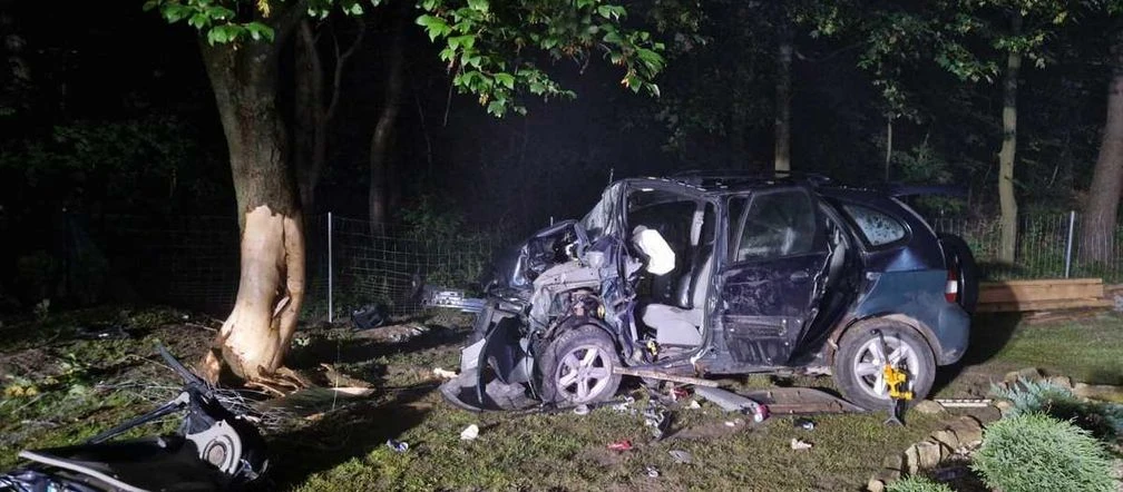 Wypadek 22-latka bez prawa roztrzaskała się na drzewie. Koszmarny widok