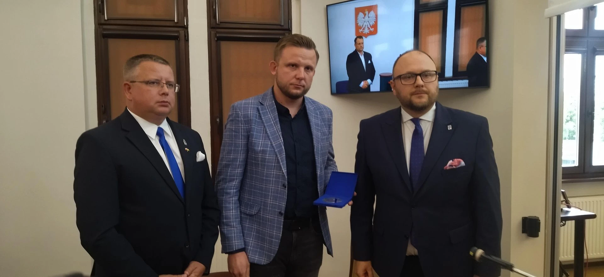 Toruński bohater Pan Błażej z Medalem Thorunium. Owacje na stojąco na sesji Rady Miasta w Toruniu