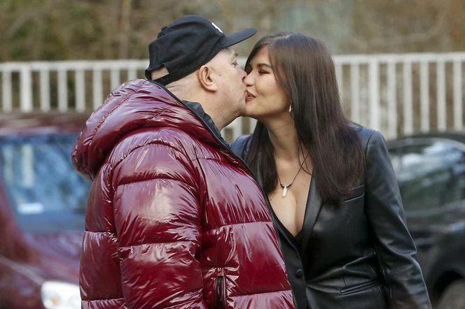 Co za zdjęcia! Młoda żona Krzysztofa Skiby pręży biust w trakcie majówki. Robi wrażenie?