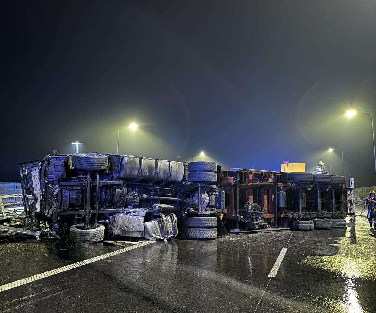 Wstrząsające! Dramat na autostradzie A2. Tir runął na bok, kierowca wypadł z kabiny. Wrak całkowic…